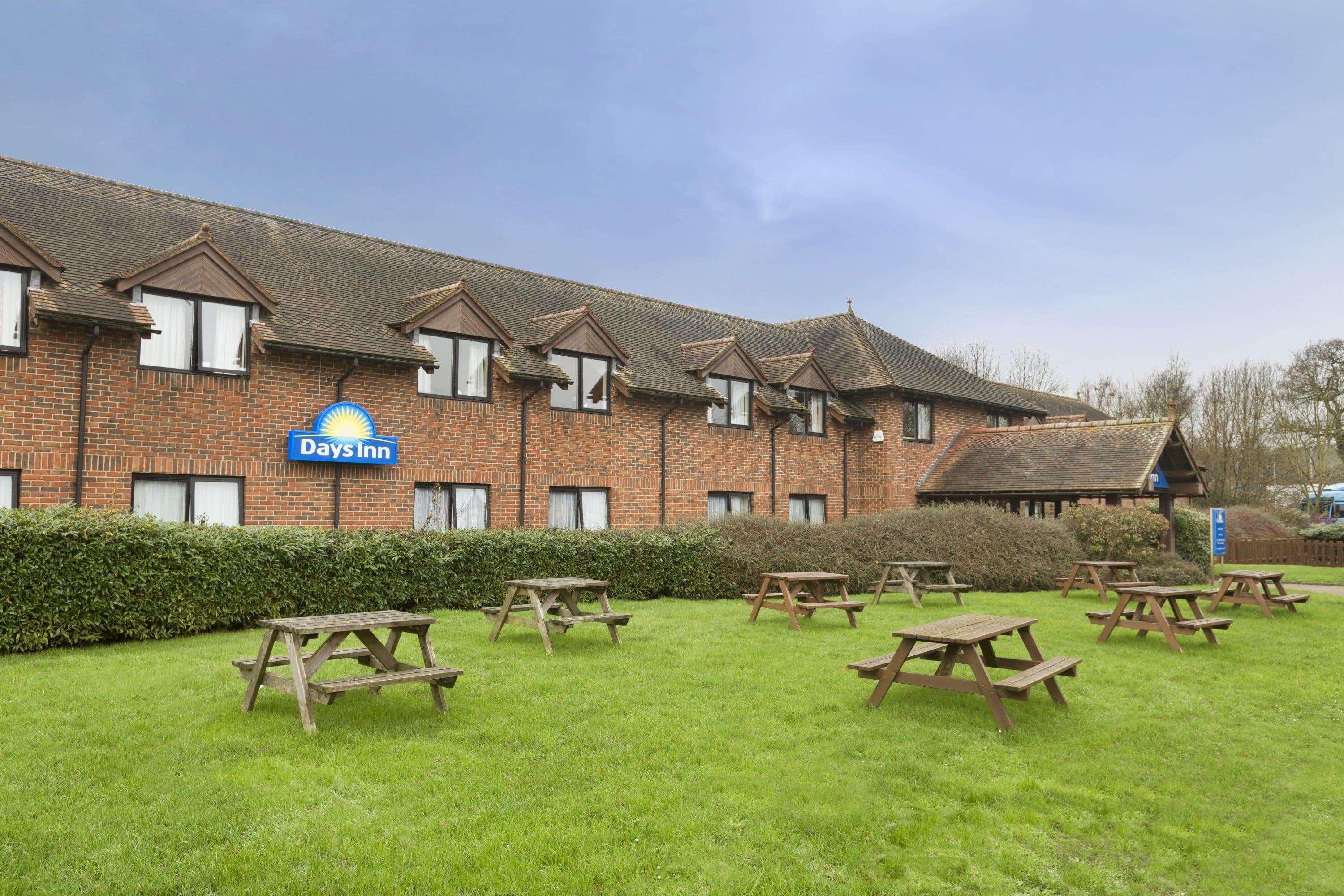 Days Inn By Wyndham Sevenoaks Clacket Lane Westerham Exterior photo